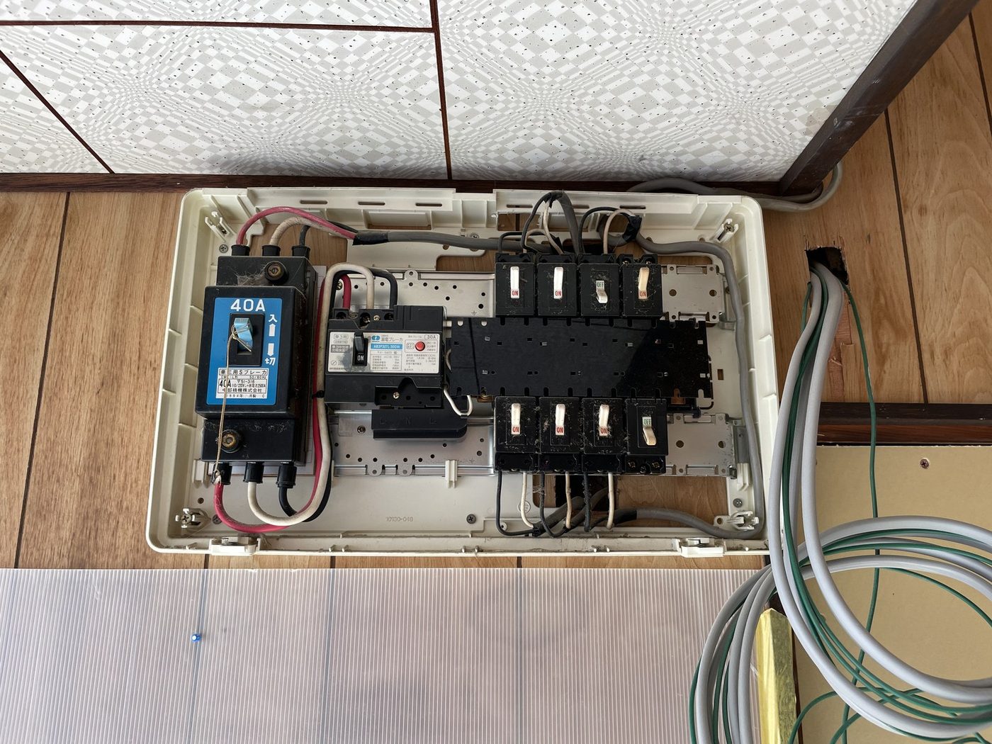 取り替え中の分電盤。ブレーカーと配線