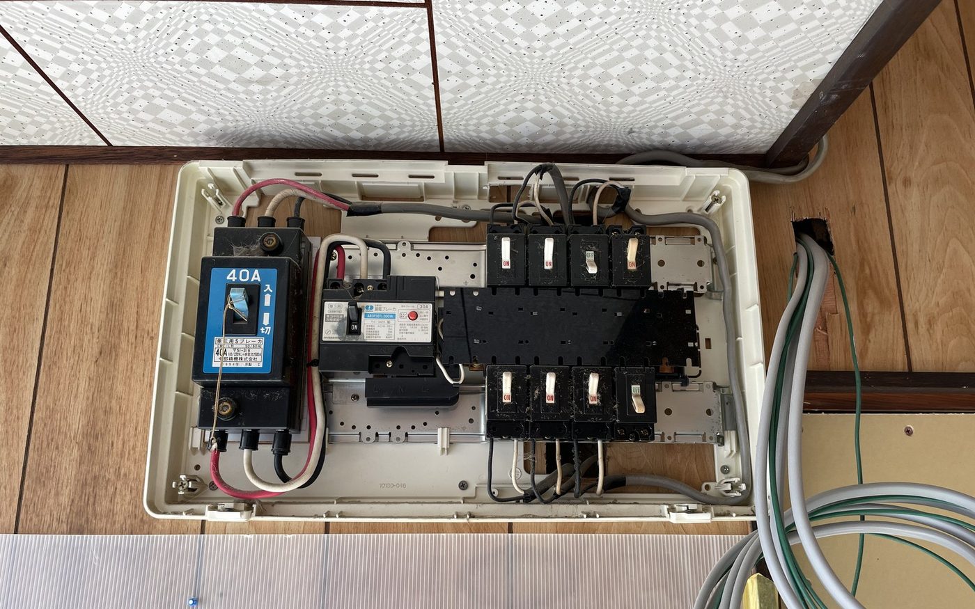 取り替え中の分電盤。ブレーカーと配線